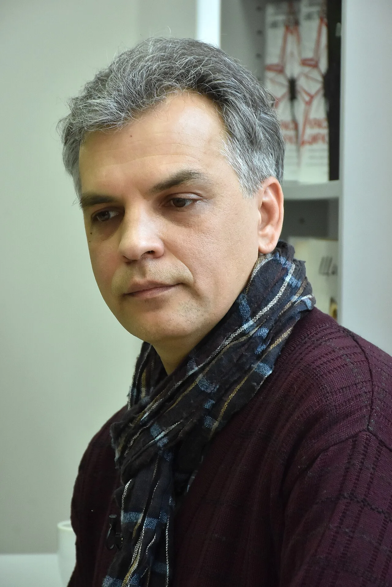 Олександр Гаврош у темному светрі та шарфі